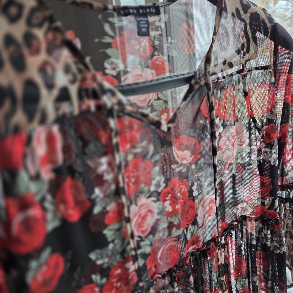 Relisted ‐------------ Como Black Sheer V Neck Roses And Leopard Small 19in P2P - Picture 5 of 8
